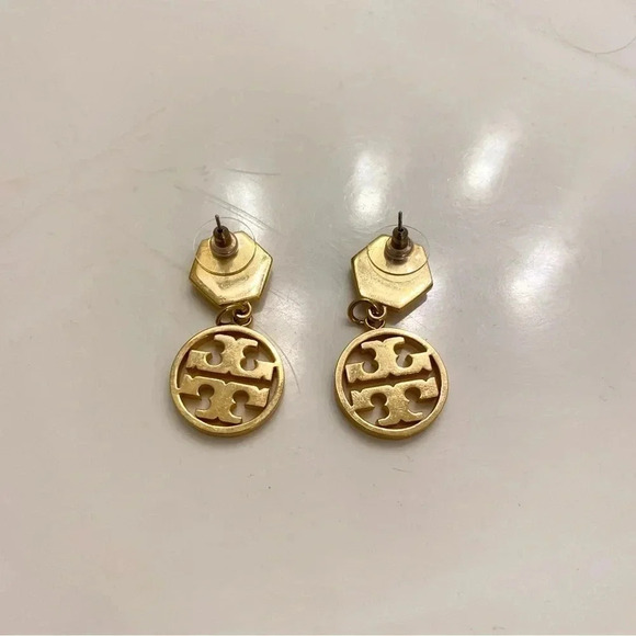 Tory Burch Logo Drop Earrings Gold Small Version - Picture 2 of 4